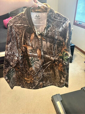 Realtree camouflage shirt Size Large